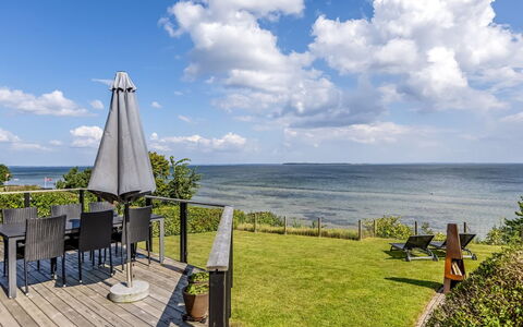 Majbritt - 50M from the Sea: Dach, Haus, Zuhause, Hütte, Abstellgleis, Estate, Auffahrt, Gartenbauten, Garten, Schuppen