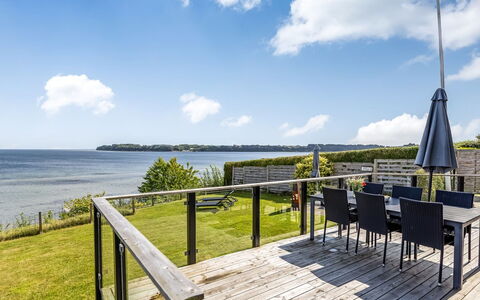 Majbritt - 50M from the Sea: Dach, Haus, Zuhause, Hütte, Abstellgleis, Estate, Auffahrt, Gartenbauten, Garten, Schuppen