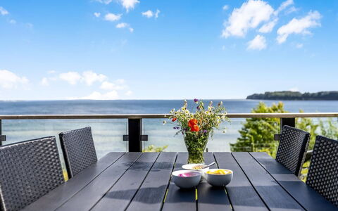 Majbritt - 50M from the Sea: Dach, Haus, Zuhause, Hütte, Abstellgleis, Estate, Auffahrt, Gartenbauten, Garten, Schuppen