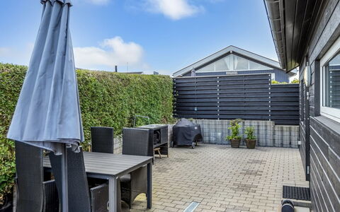 Majbritt - 50M from the Sea: Dach, Haus, Zuhause, Hütte, Abstellgleis, Estate, Auffahrt, Gartenbauten, Garten, Schuppen
