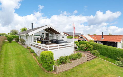 Heimeram - 150M from the Sea: Dach, Haus, Zuhause, Hütte, Tür, Abstellgleis, Deck, Veranda, Planke, Hartholz