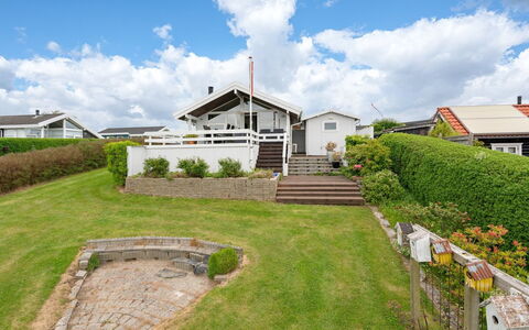Heimeram - 150M from the Sea: Dach, Haus, Zuhause, Hütte, Tür, Abstellgleis, Deck, Veranda, Planke, Hartholz