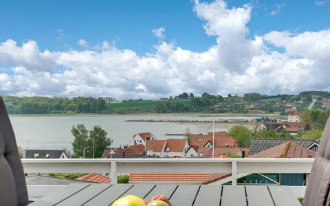 Heimeram - 150M from the Sea: Dach, Haus, Zuhause, Hütte, Tür, Abstellgleis, Deck, Veranda, Planke, Hartholz