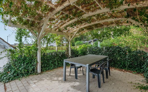 Snezana - 150M from the Sea: Dach, Haus, Grundstueck, Zuhause, Hütte, Estate, Gartenbauten, Schatten, Blockhaus, Landscaping