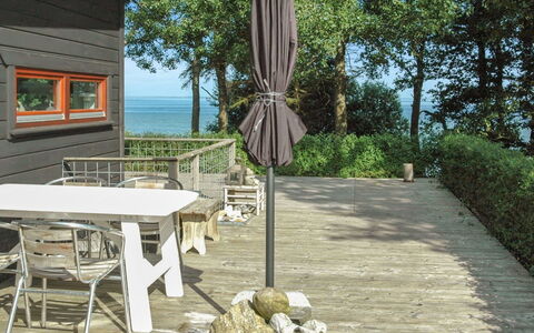 Pirjo - 50M from the Sea: Dach, Haus, Grundstueck, Zuhause, Hütte, Estate, Gartenbauten, Schatten, Blockhaus, Landscaping