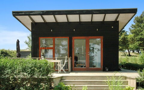 Pirjo - 50M from the Sea: Dach, Haus, Grundstueck, Zuhause, Hütte, Estate, Gartenbauten, Schatten, Blockhaus, Landscaping