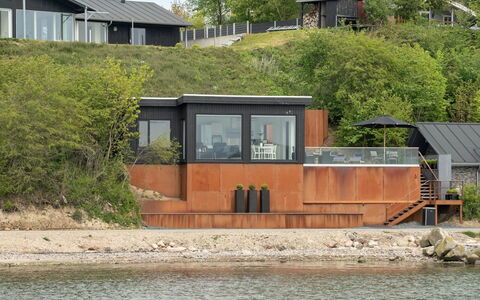 Florinda - 10M from the Sea: Blau, Strauch, Hütte, Ground, Garten, Estate, Schatten, Landscaping, Bauernhaus, Eco Hotel