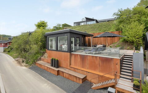 Florinda - 10M from the Sea: Blau, Strauch, Hütte, Ground, Garten, Estate, Schatten, Landscaping, Bauernhaus, Eco Hotel