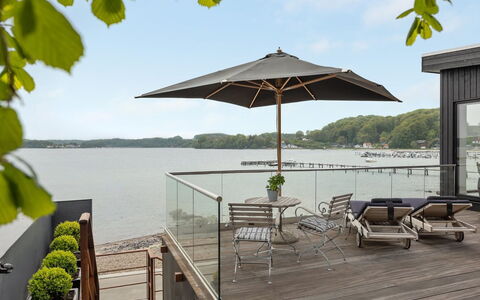 Florinda - 10M from the Sea: Blau, Strauch, Hütte, Ground, Garten, Estate, Schatten, Landscaping, Bauernhaus, Eco Hotel