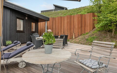 Florinda - 10M from the Sea: Blau, Strauch, Hütte, Ground, Garten, Estate, Schatten, Landscaping, Bauernhaus, Eco Hotel