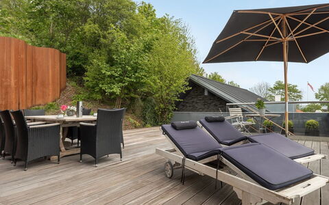 Florinda - 10M from the Sea: Blau, Strauch, Hütte, Ground, Garten, Estate, Schatten, Landscaping, Bauernhaus, Eco Hotel