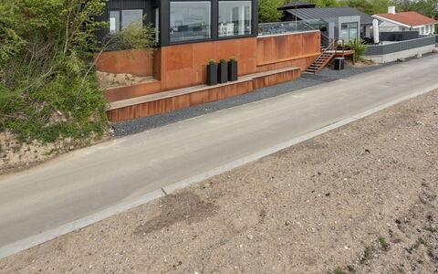 Florinda - 10M from the Sea: Blau, Strauch, Hütte, Ground, Garten, Estate, Schatten, Landscaping, Bauernhaus, Eco Hotel
