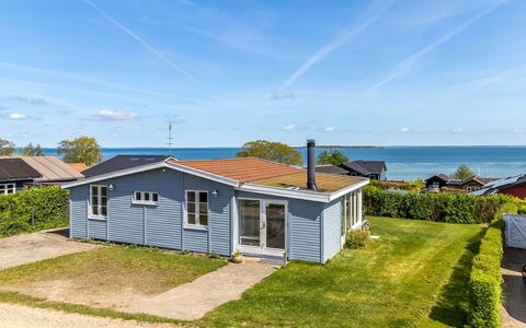 Stamena - 200M from the Sea: Dach, Haus, Zuhause, Hütte, Tür, Abstellgleis, Deck, Veranda, Planke, Hartholz