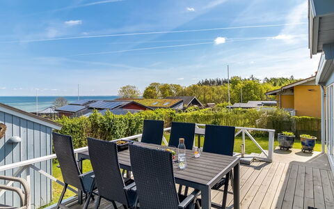 Stamena - 200M from the Sea: Dach, Haus, Zuhause, Hütte, Tür, Abstellgleis, Deck, Veranda, Planke, Hartholz