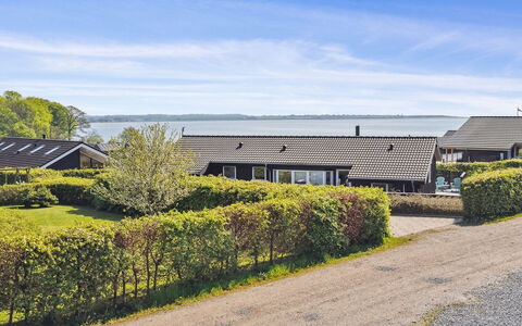 Tenaya - 200M from the Sea: Wohngebiet, Dach, Vorort, Auffahrt, Estate, Kamin