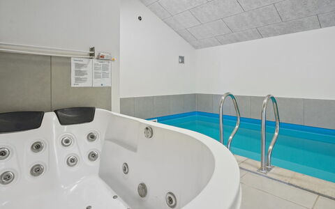 Tenaya - 200M from the Sea: Wohngebiet, Dach, Vorort, Auffahrt, Estate, Kamin