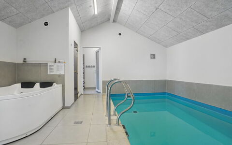 Tenaya - 200M from the Sea: Wohngebiet, Dach, Vorort, Auffahrt, Estate, Kamin