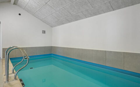 Tenaya - 200M from the Sea: Wohngebiet, Dach, Vorort, Auffahrt, Estate, Kamin
