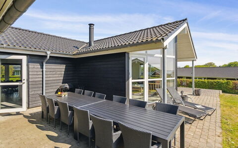 Tenaya - 200M from the Sea: Wohngebiet, Dach, Vorort, Auffahrt, Estate, Kamin