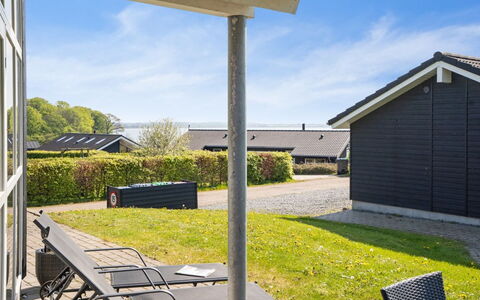 Tenaya - 200M from the Sea: Wohngebiet, Dach, Vorort, Auffahrt, Estate, Kamin