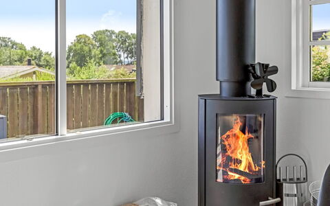 Gülbahar - 300M from the Sea: Feuerstelle, Flooring, Holzofen, Wohnzimmer, Zimmerpflanze, Kamin, Kamin, Blumentopf, Holzboden