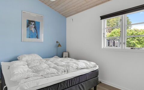 Gülbahar - 300M from the Sea: Schlafzimmer, Bett, Bedding, Bettdecke, Interior Design, Decke, Möbel, Fussboden, Bettrahmen, Linens