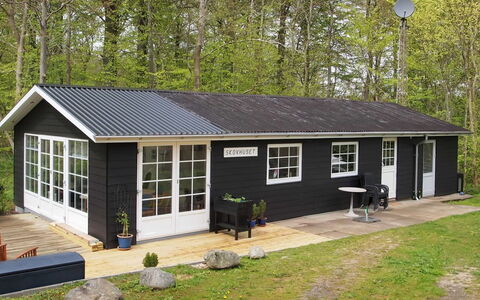 Rigmor - 300M from the Sea: Blau, Strauch, Hütte, Ground, Garten, Estate, Schatten, Landscaping, Bauernhaus, Eco Hotel