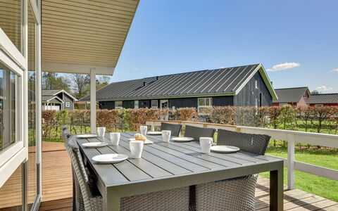 Enja - 150M from the Sea: Möbel, Interior Design, Flooring, Holz, Fussboden, Decke, Holzboden, Stuhl, Tabelle, Beleuchtung