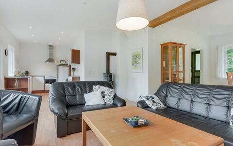 Rosa - 300M from the Sea: Möbel, Interior Design, Flooring, Couch, Fussboden, Holz, Decke, Wohnzimmer, Holzboden, Zimmer