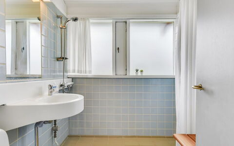 Ditte - 300M from the Sea: Armatur, Badezimmer, Interior Design, Flooring, Fussboden, Installation, Zapfhahn, Bad Sink, Sinken, Decke