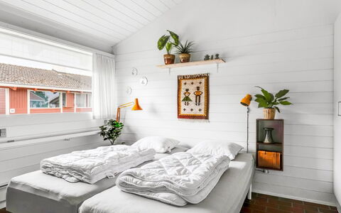 Ditte - 300M from the Sea: Interior Design, Decke, Möbel, Fussboden, Schlafzimmer, Bett, Bedding, Dekokissen, Kissen, Light Fixture