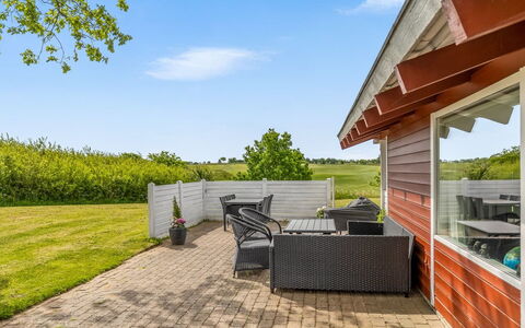 Ditte - 300M from the Sea: Himmel, Gras, Grundstueck, Zuhause, Schatten, Hütte, Garten, Rasen, Landscaping, Bauernhaus