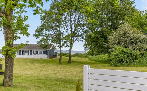 Ditte - 300M from the Sea: Rasen, Hütte, Schatten, Zaun, Garten, Landscaping, Abstellgleis, Home Fechten, Garten, Lattenzaun