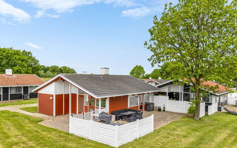 Ditte - 300M from the Sea: Möbel, Interior Design, Flooring, Holz, Fussboden, Decke, Holzboden, Stuhl, Tabelle, Beleuchtung