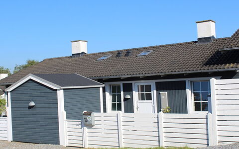 Marga - 400M from the Sea: Dach, Haus, Zuhause, Hütte, Tür, Abstellgleis, Deck, Veranda, Planke, Hartholz