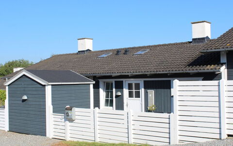 Marga - 400M from the Sea: Dach, Haus, Zuhause, Hütte, Tür, Abstellgleis, Deck, Veranda, Planke, Hartholz