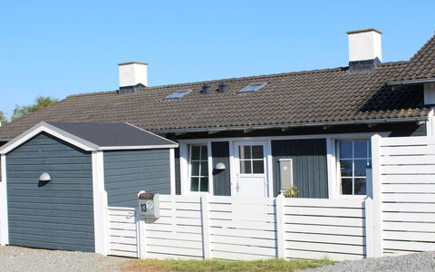 Marga - 400M from the Sea: Dach, Haus, Zuhause, Hütte, Tür, Abstellgleis, Deck, Veranda, Planke, Hartholz