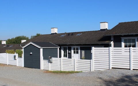 Marga - 400M from the Sea: Dach, Haus, Zuhause, Hütte, Tür, Abstellgleis, Deck, Veranda, Planke, Hartholz