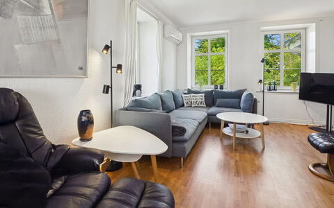 Juuso - 20Km from the Sea: Möbel, Interior Design, Couch, Flooring, Wand, Fussboden, Wohnzimmer, Holz, Decke, Wohnung