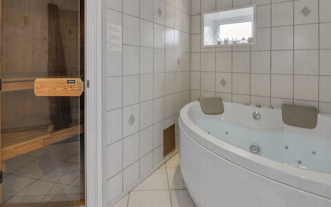 Juuso - 20Km from the Sea: Flooring, Interior Design, Fussboden, Armatur, Badezimmer, Badewanne, Decke, Zimmer, Installation, Beleuchtung