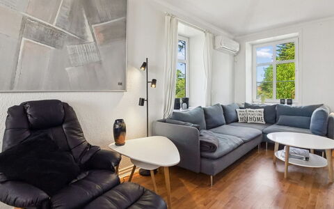 Juuso - 20Km from the Sea: Möbel, Interior Design, Couch, Flooring, Fussboden, Wand, Wohnzimmer, Holz, Decke, Wohnung