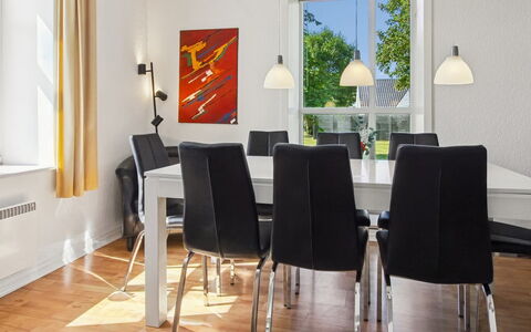 Juuso - 20Km from the Sea: Möbel, Interior Design, Flooring, Stuhl, Tabelle, Fussboden, Esszimmer, Holz, Küche & Esszimmer Tisch, Decke