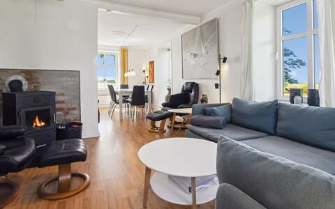Juuso - 20Km from the Sea: Möbel, Interior Design, Flooring, Fussboden, Couch, Holz, Wohnzimmer, Holzboden, Decke, Zimmer