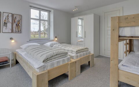 Juuso - 20Km from the Sea: Bett, Schlafzimmer, Möbel, Bedding, Interior Design, Holz, Bettdecke, Fussboden, Decke, Flooring