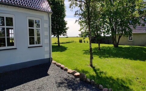 Juuso - 20Km from the Sea: Zuhause, Haus, Hütte, Auffahrt, Rasen, Garten, Estate, Landscaping, Abstellgleis, Garten