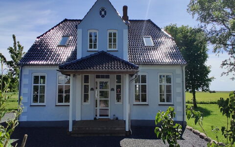 Juuso - 20Km from the Sea: Gebäude, Fenster, Haus, Dach, Zuhause, Wohngebiet, Hütte, Tür, Abstellgleis, Estate