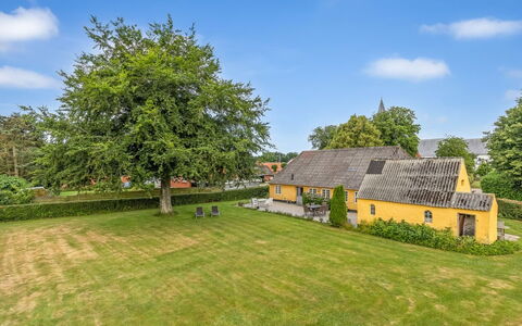 Ilsa - 9.8Km from the Sea: Gras, Grün, Haus, Strauch, Landschaft, Hütte, Dach, Zuhause, Ländliches Gebiet