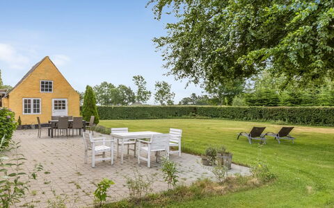 Ilsa - 9.8Km from the Sea: Gras, Strauch, Grundstueck, Haus, Hütte, Zuhause, Garten, Estate, Rasen, Bauernhaus