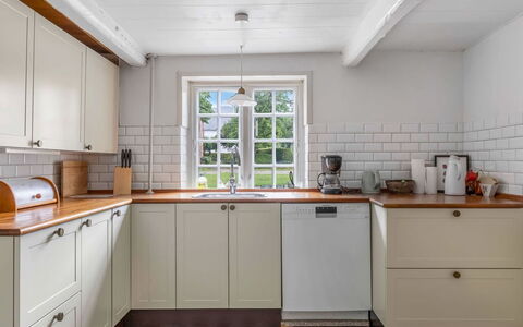 Ilsa - 9.8Km from the Sea: Küche, Flooring, Cabinetry, Küchengerät, Countertop, Interior Design, Fussboden, Major Appliance, Schublade, Schrank