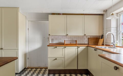 Ilsa - 9.8Km from the Sea: Küche, Flooring, Cabinetry, Küchengerät, Countertop, Interior Design, Holz, Major Appliance, Fussboden, Schublade